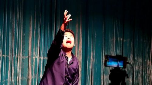 附中学生精彩演绎经典话剧《活着》感动了无数人