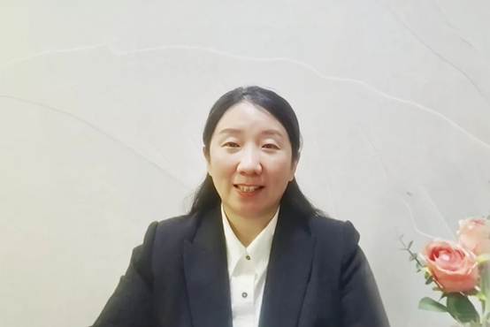 穿西装微笑的人 AI 生成的内容可能不正确。