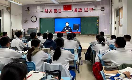 一群人在开会 AI 生成的内容可能不正确。