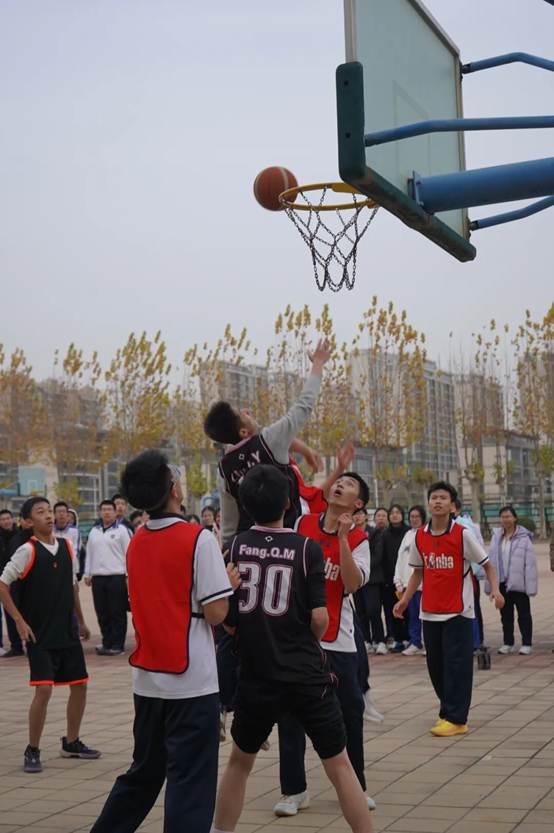 一群人站在篮球架 描述已自动生成