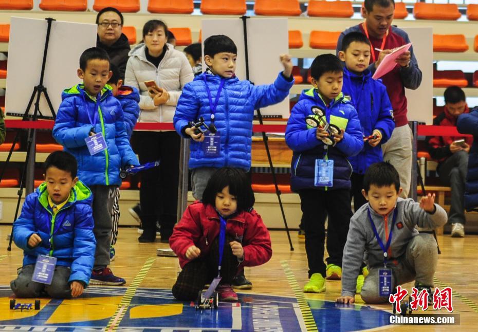 千余青少年济南比拼机器人