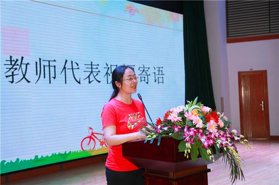 教师代表杨海燕发言
