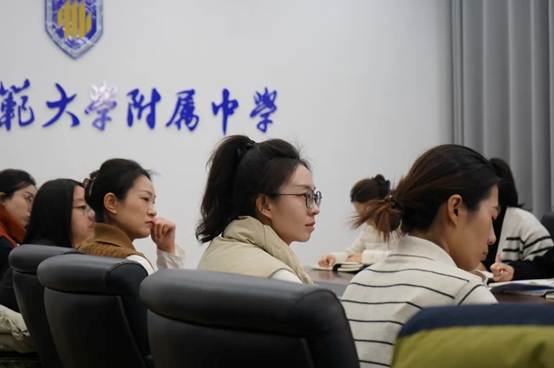 会议室里的人们 AI 生成的内容可能不正确。