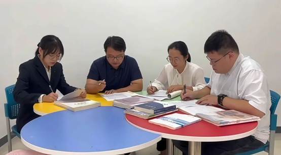 几个人在桌子前 中度可信度描述已自动生成