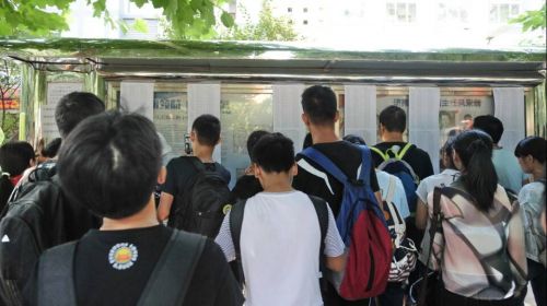 山师附中新生报到，开启人生新篇章 齐鲁晚报 记者 周青先 摄