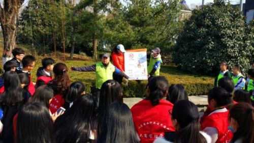 你真知道大明湖吗？山师附中学生参加环境公益课堂 齐鲁晚报记者周青先摄