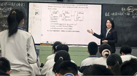 人们在看台上的人在讲话 AI 生成的内容可能不正确。