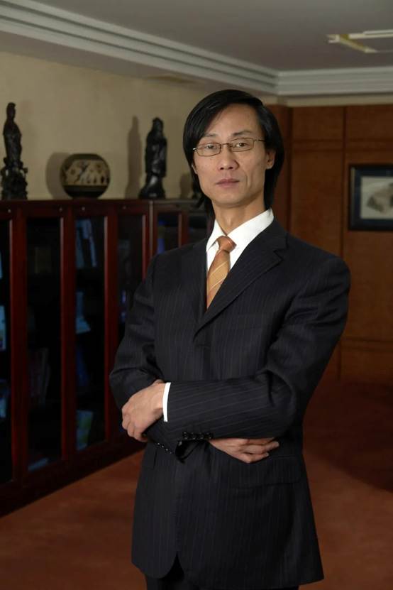 穿西装的男人站在房间里 AI 生成的内容可能不正确。