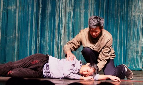 附中学生精彩演绎经典话剧《活着》感动了无数人
