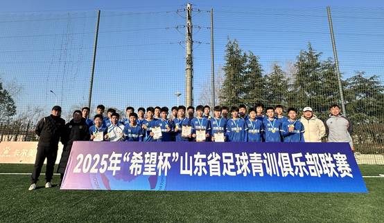 人们在看台上的人在草地上 AI 生成的内容可能不正确。