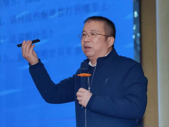 穿着蓝色衣服的人手里拿着手机 AI 生成的内容可能不正确。