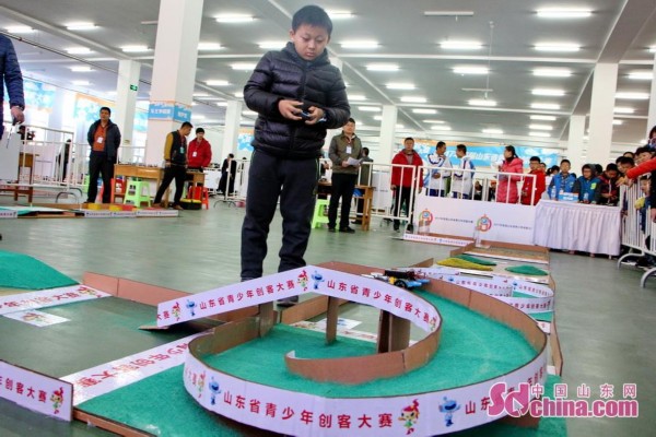 <br/>　　11月18日，2017首届山东省青少年创客大赛在山东师大附中拉开帷幕。来自全省17个地市小学、初中和高中的200余支队伍、共计427名选手参加了本届比赛。(作者 周玉森)
