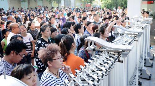 组图：山师附中新生报到，上千名家长送行犹如中考