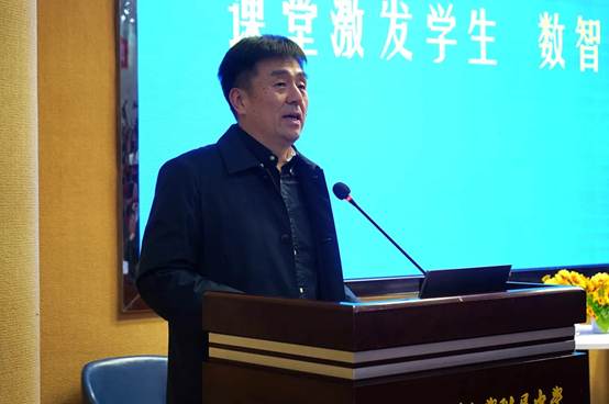 穿着蓝色衣服的男人在电视前 AI 生成的内容可能不正确。