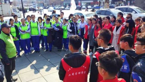 你真知道大明湖吗？山师附中学生参加环境公益课堂 齐鲁晚报记者周青先摄