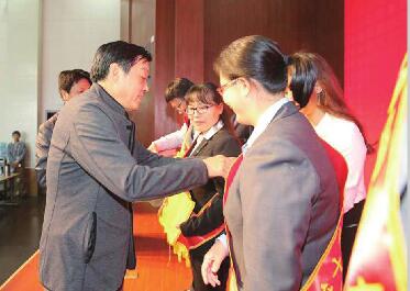 50名杰出教师喜获表彰 获奖感言：不仅是荣誉更是新动力