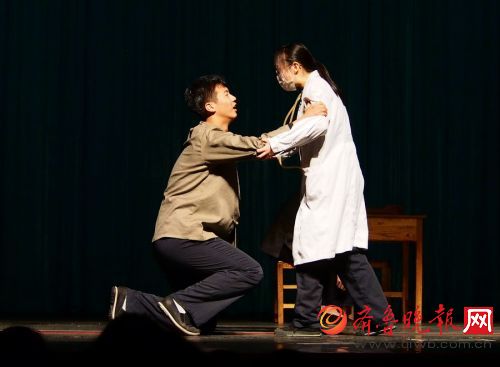 附中学生精彩演绎经典话剧《活着》感动了无数人