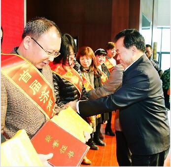 济南首届“十佳教师”昨日隆重表彰 他们是济南教育的骄傲