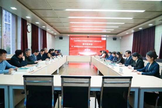 会议室里的人们 AI 生成的内容可能不正确。