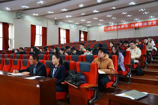 会议室里的人们 AI 生成的内容可能不正确。