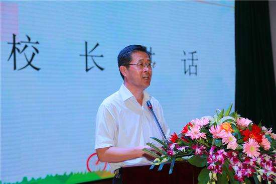 荆兆晶校长在校本部讲话