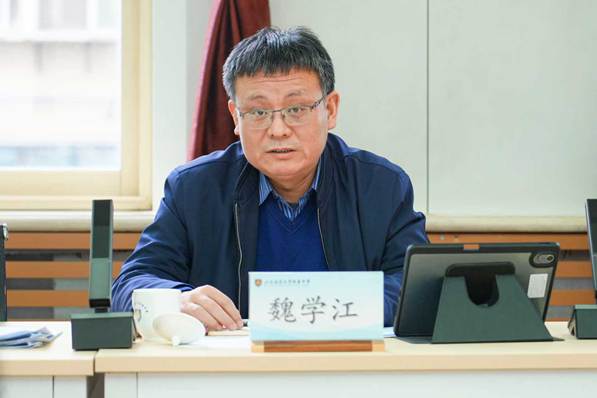 电脑前的男人 AI 生成的内容可能不正确。