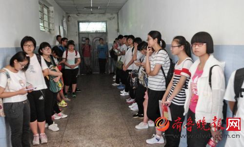 山师附中新生报到，开启人生新篇章 齐鲁晚报 记者 周青先 摄