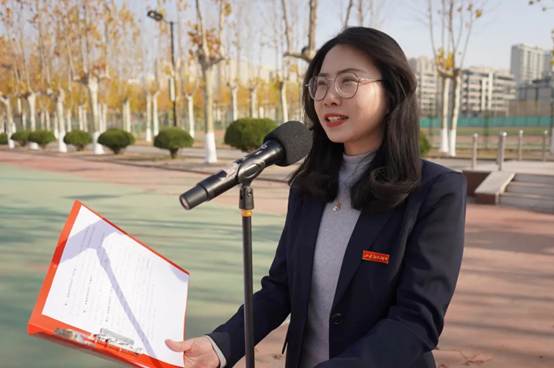 人站在街道上 AI 生成的内容可能不正确。