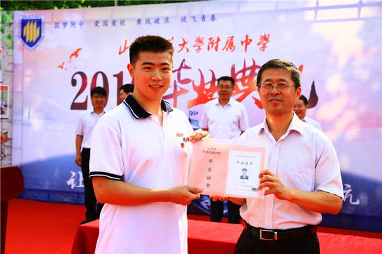 荆兆晶校长为学生代表颁发毕业证书