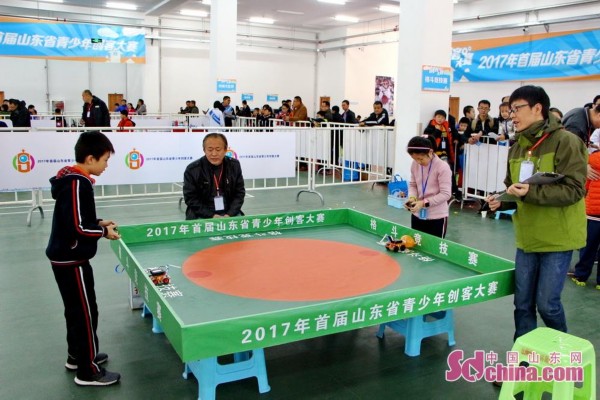 <br/>　　与成年人的各种创新创业大赛不同，对中小学生选手们来说，这样的比赛活动，学习交流的意义不亚于比赛的成绩。小选手们更多的在场上场下体验和加深创客乐趣的同时，相互交流经验，互留联系方式。