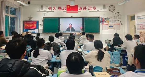 一群人在台上演讲 AI 生成的内容可能不正确。