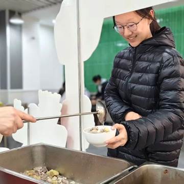 图片包含 人, 室内, 食物, 女人 描述已自动生成