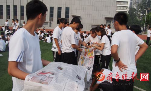 高新生携手制作报纸履带