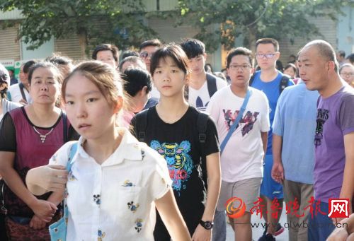 山师附中新生报到，开启人生新篇章 齐鲁晚报 记者 周青先 摄