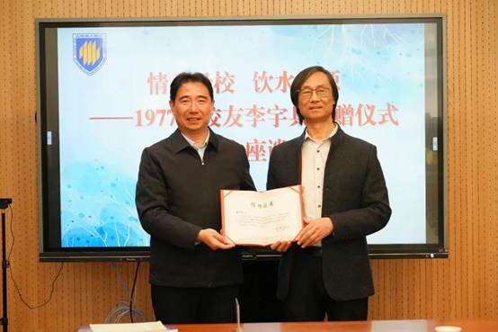 穿着西装笔挺的男子正在演讲 AI 生成的内容可能不正确。