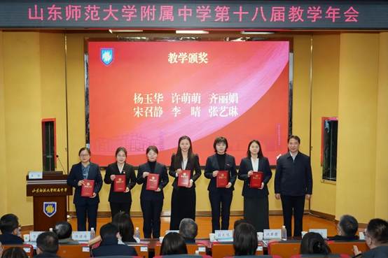 一群人站在台上 AI 生成的内容可能不正确。