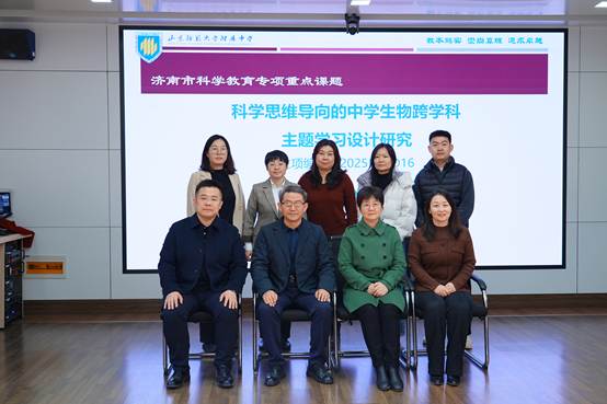 一群人站在一起合影 AI 生成的内容可能不正确。