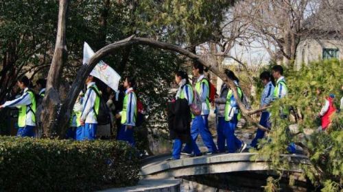 你真知道大明湖吗？山师附中学生参加环境公益课堂 齐鲁晚报记者周青先摄