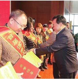 50名杰出教师喜获表彰 获奖感言：不仅是荣誉更是新动力