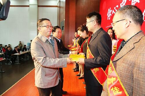 济南首届“十佳教师”昨日隆重表彰 他们是济南教育的骄傲