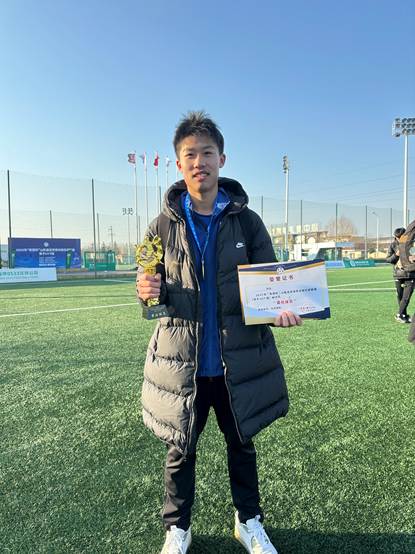 图片包含 桌子, 躺, 男人, 年轻 AI 生成的内容可能不正确。