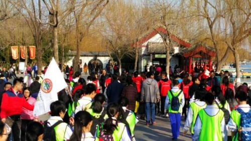 你真知道大明湖吗？山师附中学生参加环境公益课堂 齐鲁晚报记者周青先摄