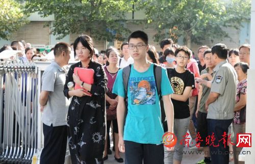 山师附中新生报到，开启人生新篇章 齐鲁晚报 记者 周青先 摄