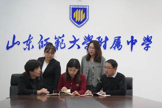 几个人在桌子前 中度可信度描述已自动生成