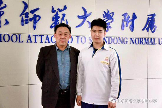 问：打鼓练习基本功很辛苦吧，都说学习乐器的童年不容易，你觉得呢?
