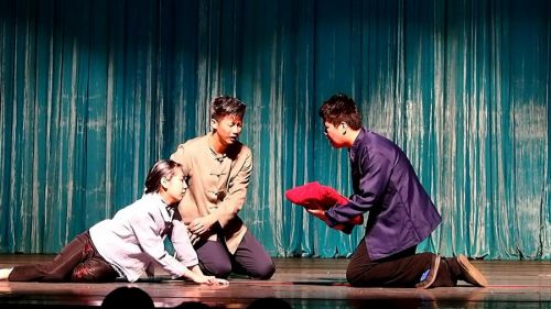 附中学生精彩演绎经典话剧《活着》感动了无数人