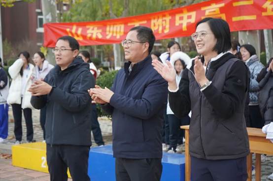 一群穿着西装的人在街道上 描述已自动生成