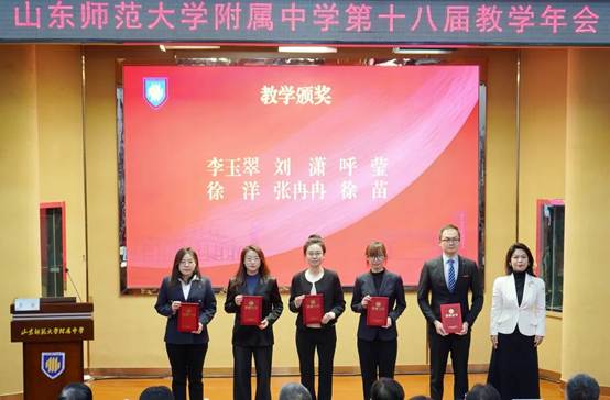 一群人站在台上 AI 生成的内容可能不正确。