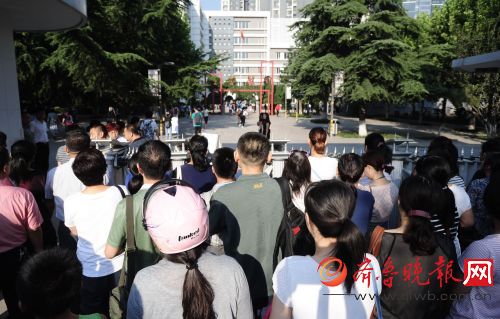 组图：山师附中新生报到