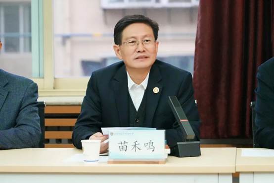 穿着西装笔挺的男子与配字 AI 生成的内容可能不正确。